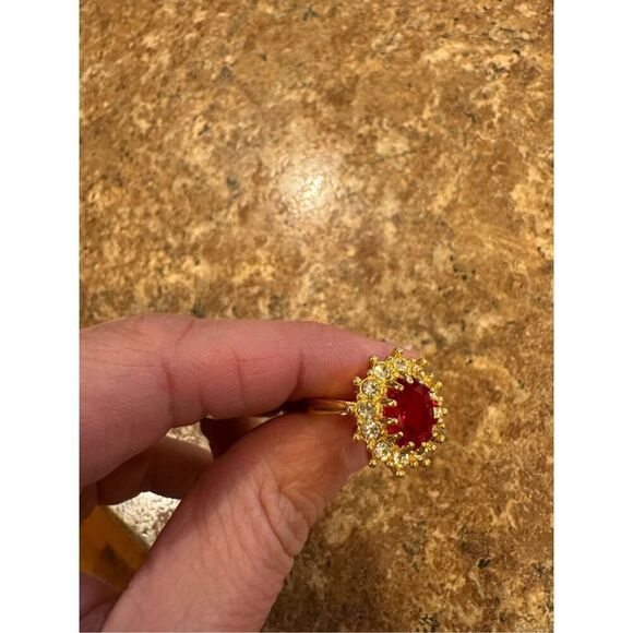 Woman’s vintage ring with golden with red gemstone - Picture 4 of 4